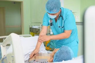 Bệnh nhân được điều trị nội khoa tích cực sau khi nhập viện.