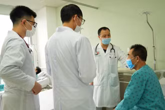 Bác sĩ Lê Duy Thành, Khoa Nội Tim mạch thăm, khám cho bệnh nhân H.V.M.