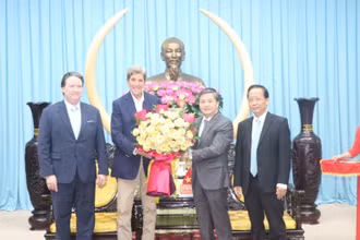 Bí thư Tỉnh ủy Bến Tre tặng hoa cho Đoàn công tác.