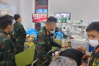 Chiến sĩ quân y Bệnh xá đảo Song Tử Tây hội chẩn qua Telemedicine, cấp cứu cho người bệnh.