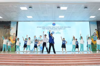 Ca sĩ Đăng Khôi cùng các em nhỏ trình diễn bài hát chủ đề của Chương trình với nội dung vui tươi, sinh động.
