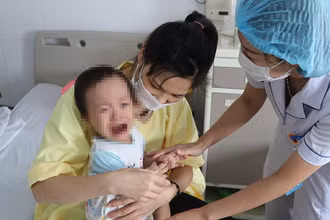 Bệnh nhi mắc cúm A nằm viện. 