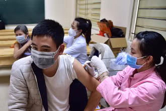 Bộ Y tế đề nghị các địa phương tăng cường triển khai tiêm vaccine mũi nhắc lại. (Ảnh: THÀNH ĐẠT)