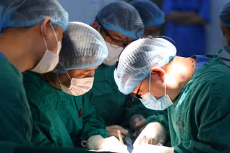 Các bác sĩ tiến hành ca phẫu thuật ghép thận.