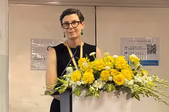 Tiến sĩ Angela Pratt, Trưởng Đại diện Tổ chức Y tế thế giới tại Việt Nam phát biểu tại hội thảo.
