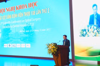 Thiếu tướng, Giáo sư, Tiến sĩ khoa học Nguyễn Thế Hoàng, Phó Giám đốc bệnh viện phát biểu tại hội nghị.