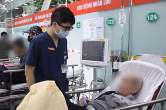 Bệnh nhân nằm cấp cứu tại Trung tâm Cấp cứu A9, Bệnh viện Bạch Mai.