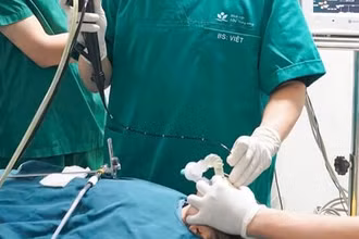 Nội soi gắp dị vật đường thở cho bệnh nhi.