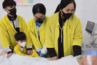 Bốn mẹ con tiễn biệt bố lần cuối. (Ảnh: BVCC)