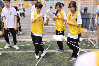 Các em hào hứng tham gia vào phần thi đồng đội.
