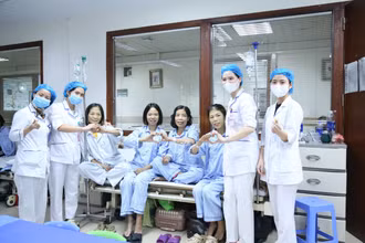Các nữ điều dưỡng của Viện Huyết học-Truyền máu Trung ương và người bệnh tan máu bẩm sinh.