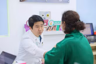 Bác sĩ thăm khám cho người bệnh.