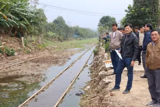 Kiểm tra tình trạng lấn chiếm hành lang tại khu vực ga Nghĩa Đàn. (Ảnh: TIẾN ĐÔNG)