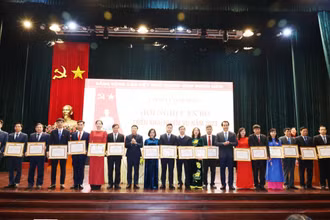 Thường trực Tỉnh ủy tặng bằng khen cho những cán bộ hoàn thành xuất sắc nhiệm vụ năm 2022.