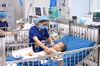 Bệnh nhi được điều trị tích cực tại bệnh viện do rắn độc cắn.