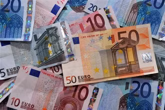 Đồng 5,10, 20 và 50 euro. (Ảnh: AFP/TTXVN)