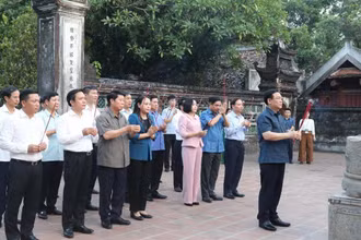 Chủ tịch Quốc hội Vương Đình Huệ dâng hương tại Cố đô Hoa Lư (Ninh Bình).