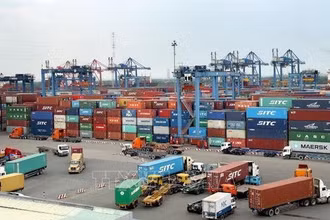 Hoạt động xuất nhập khẩu hàng hóa tại cảng Sài Gòn khu vực 1. (Ảnh minh họa: Hoàng Hùng/TTXVN)