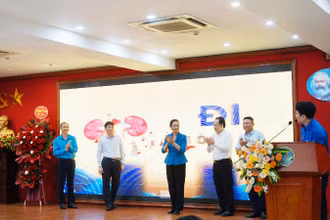 Các đại biểu nhấn nút phát động chương trình đăng ký hiến tặng mô, tạng “Cho đi là còn mãi”.