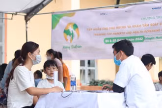 Khám tầm soát cho trẻ còi cọc, suy dinh dưỡng.