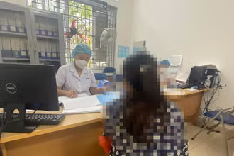 Bác sĩ khám, cấp thuốc cho bệnh nhân. 