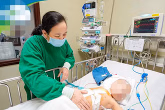 Bệnh nhi được chăm sóc tại Bệnh viện Nhi Trung ương.