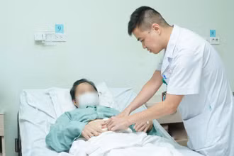 Bác sĩ thăm khám lại cho người bệnh. 