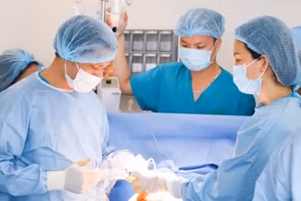 Các chuyên gia đầu ngành Bệnh viện Phụ sản Hà Nội thực hiện kỹ thuật can thiệp bào thai cho sản phụ. 