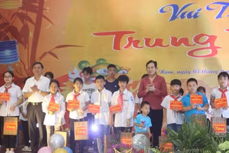 Đồng chí Bí thư Tỉnh ủy Hà Nam cùng các đồng chí lãnh đạo tỉnh tham dự chương trình vui Tết Trung thu cùng các em có hoàn cảnh khó khăn.