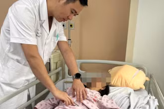 Tiến sĩ, bác sĩ Phạm Văn Hiệp, Khoa Phẫu thuật ống tiêu hóa, Bệnh viện Trung ương Quân đội 108 khám cho bệnh nhân sau phẫu thuật.