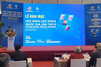 Tiến sĩ, bác sĩ Nguyễn Trung Anh, Giám đốc Bệnh viện Lão khoa Trung ương phát biểu tại Hội nghị Lão khoa Quốc gia lần thứ 3.