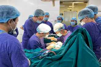 Các bác sĩ phẫu thuật nối chi thể cho cháu bé. 