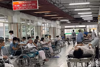 Người dân chờ chụp chiếu tại Bệnh viện Bạch Mai.