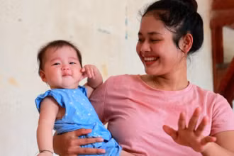 Chị H Dla Buôn Ya hạnh phúc đón hai con sinh đôi. 