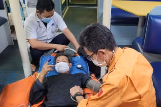 Bệnh nhân được tiếp cận y tế kịp thời, đưa về bờ an toàn. 