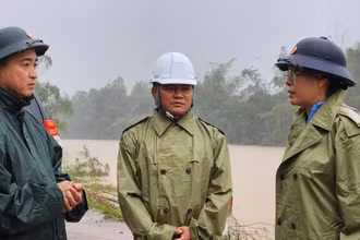 Bí thư Tỉnh ủy Quảng Ngãi Bùi Thị Quỳnh Vân kiểm tra tình hình sạt lở bờ sông Cây Bứa, huyện Tư Nghĩa. 