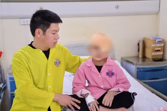 Bé Đ. đã được các bác sĩ phẫu thuật loại bỏ khối u thành công. 