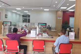 Khách hàng giao dịch tại chi nhánh Ngân hàng Nông nghiệp và Phát triển nông thôn.