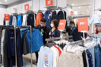 Nhiều hệ thống bán lẻ tổ chức chương trình giảm giá để thu hút khách hàng dịp cuối năm. (Ảnh Hoài Nam)