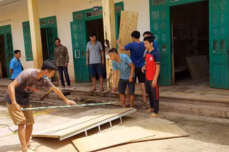 Phụ huynh, giáo viên Trường phổ thông dân tộc bán trú THCS Mường Nhé sửa chữa giường cho học sinh bán trú.