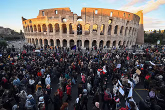 Tuần hành tại Rome (Italia) nhân Ngày thế giới xóa bỏ bạo lực đối với phụ nữ.