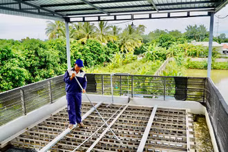 Nhân viên Công ty TNHH Cấp thoát nước Ngọc Lợi (xã An Phong, huyện Thanh Bình, Đồng Tháp) vệ sinh hệ thống lọc nước.