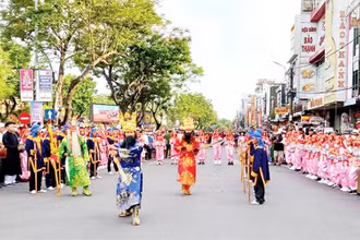 Hát múa Sắc bùa làng Phò Trạch (huyện Phong Điền) tham gia biểu diễn tại Lễ hội Festival Huế.