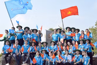 Các đại biểu Hành trình "Sinh viên với khát vọng non sông" tại Cột mốc số 0 A Pa Chải, xã Sín Thầu, huyện Mường Nhé, tỉnh Điện Biên.