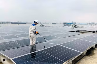 Khu công nghiệp Thăng Long (Vĩnh Phúc) lắp đặt hệ thống điện mặt trời áp mái thân thiện với môi trường. (Ảnh HOÀNG SƠN) 