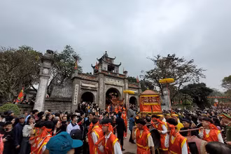 Lễ hội Cổ Loa dịp xuân Giáp Thìn. (Ảnh CHÍ DŨNG)