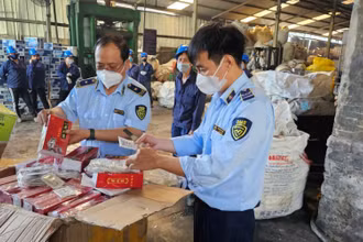 Đội Quản lý thị trường số 12 (Cục Quản lý thị trường Thành phố Hồ Chí Minh) kiểm đếm hàng hóa vi phạm trước khi tiến hành tiêu hủy tại Nhà máy Công ty cổ phần Môi trường Việt Úc.