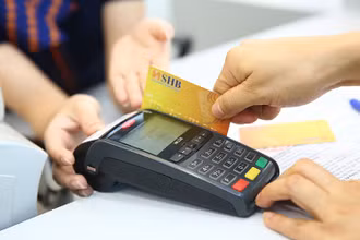 Xu hướng người tiêu dùng dịch chuyển từ thanh toán bằng tiền mặt sang thanh toán không dùng tiền mặt ngày càng phổ biến hơn.