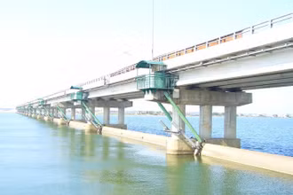 Công nghệ đập sà-lan di động. (Ảnh Viện Khoa học Thủy lợi Việt Nam)