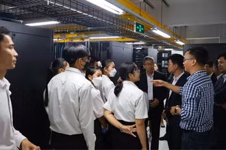 Sinh viên Trường đại học Bách khoa quốc gia Campuchia tham quan, tìm hiểu Trung tâm Điều hành kỹ thuật của Metfone.